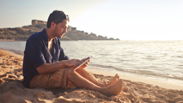 Hombre trabajando en la playa