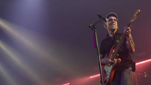 El cantante y guitarrista de la banda Fito & Fitipaldis, Fito Cabrales, durante el concierto ofrecido este sábado en el Palacio de los Deportes de Santander