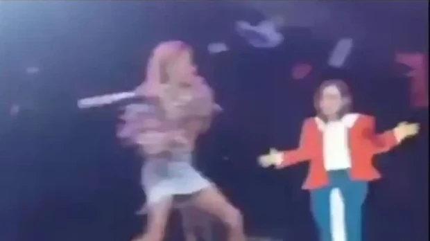 Una drag queen apalea el cartel de Ayuso