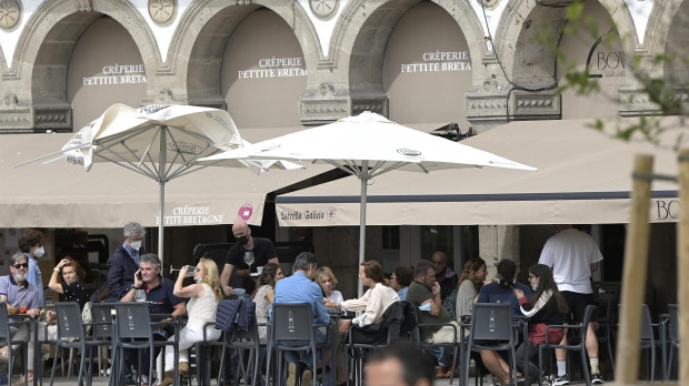 Varias personas en la terraza de un bar, a 18 de septiembre de 2021, en A Coruña, Galicia (España)