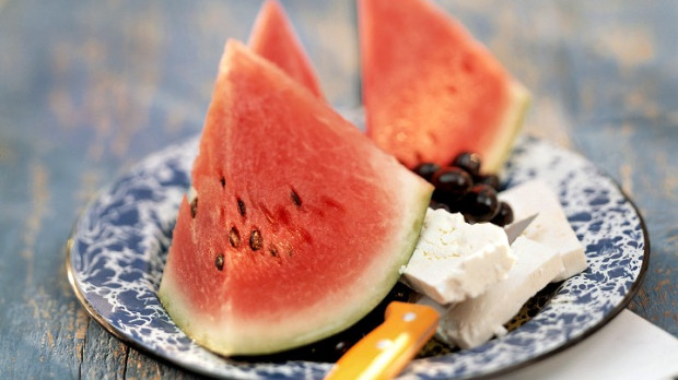 Watermelon Slices with Feta Cheese and Olives Aceituna Arabia Asia Borrosidad Cocina arabe Cocina árabe Comida Entrada Entremes Entremés Feta Food Fruta Hortalizas Israel Judia Judio Judía Judío Melon Melón Nadie Olivo Papaya Plato Queso Queso Feta Queso de oveja Queso griego Rodaja de melon Rodaja de melón Sandia Sandía Trocito de melon Trocito de melón Trozo de melon Trozo de melón Verdura de fruta Verduras Version Versión