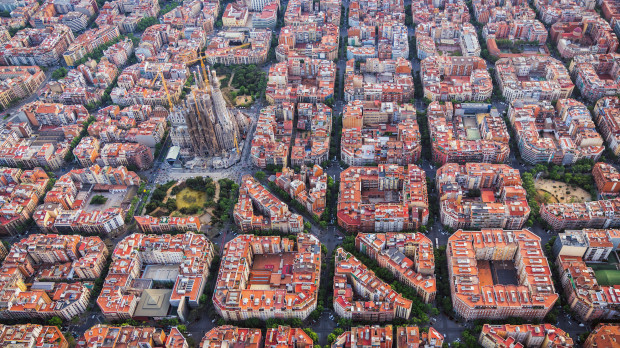 Vista aérea del barrio del Ensanche (Eixample, en catalán), con la Sagrada Familia en el centro