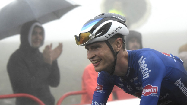Jay Vine, ganador de la etapa en el pico Jano bajo la niebla