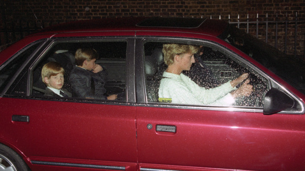 Era muy habitual que la princesa llevara a sus hijos, los príncipes Harrys y Williams, siempre en un Ford, eso sí.