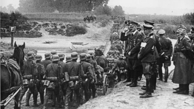 Hitler viendo a los soldados alemanes marchar hacia Polonia en septiembre de 1939