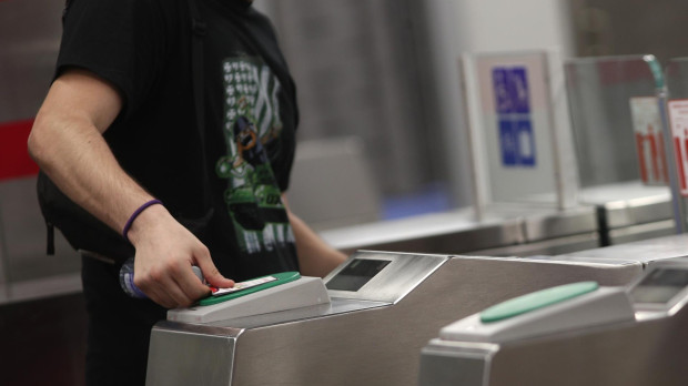 Un joven pasa su billete en el torno del Metro Plaza de España