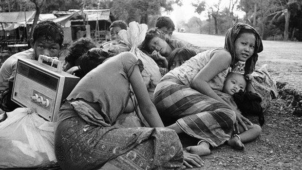 Mujeres y menores camboyanos se apiñan por miedo a los disparos de las fuerzas de los Jemeres Rojos en la carretera 5, al noroeste de Phnom Penh, el 6 de abril de 1975