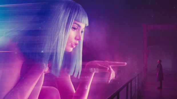 La serie de Amazon Prime Video estará ambientada 50 años después de Blade Runner 2049 MADRID, 15 (CulturaOcio) El universo de Blade Runner, que regresó a los cines en 2017 con Blade Runner 2049 de Denis Villeneuve, se expande. Y lo hace gracias a Amazon Prime Video, que ha dado luz verde a Blade Runner 2009, una serie en imagen real que servirá como secuela de la saga cinematográfica y en la que también estará implicado Ridley Scott como productor, Un proyecto del que ya el propio Scott, artífice de la cinta original que protagonizó Harrison Ford en 1982, como el cazador de replicantes, Rick Deckard, confirmó en 2021 que estaba en marcha y se estaba trabajando en el guion. Ahora, Vernon Sanders, responsable de series en la plataforma de streaming, es quien ha anunciado en un comunicado lo emocionado que estaba de poder presentar esta serie con la que se expandirá en la pequeña pantalla el universo literario de Phillip K. Dick. "Nos sentimos honrados de poder presentar esta continuación de la franquicia Blade Runner y estamos seguros de que, al formar equipo con Ridley, Alcon Entertainment, Scott Free Productions y el increíble talento de Silka Luisa, Blade Runner 2099 conservará la inteligencia, los temas y el espíritu de sus predecesoras cinematográficas", aseveró, Sanders elogiando así con sus palabras a todos los implicados en este ambicioso proyecto para el que todavía no hay fecha de lanzamiento. A pesar de que los detalles que se conocen al respecto son escasos, parece que la trama se situará 50 años después de los hechos acontecidos Blade Runner 2049, filme estrenado en 2017 con Ryan Gosling recogiendo el testigo de Ford, también presente en la cinta, como protagonista. Y, por otra parte, también se desconoce cuál será el reparto que encare esta ficción que contará, precisamente, con el guionista de la secuela de Blade Runner, Michael Green. Así mismo, Blade Runner 2099 tendrá a Tom Spezialy