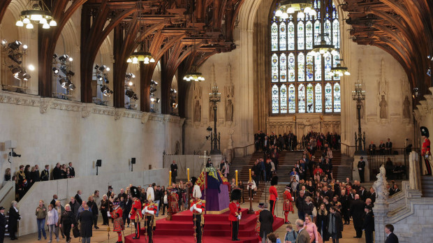 Plano general de la abadía de Westminster con los nietos de Isabel II haciendo guardia en torno al féretro