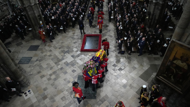 El ataúd de Isabel II en su entrada a la Abadía en donde se le ha dedicado una misa funeral.