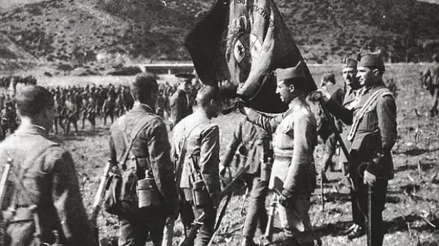 Primera jura de bandera de La Legión, con Franco y Valenzuela
