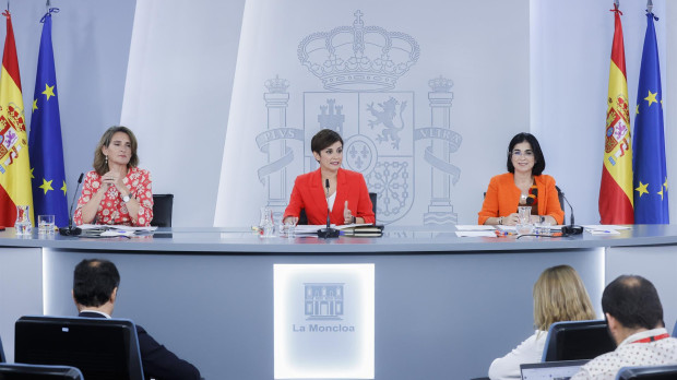 La ministra de Transición Ecológica, Teresa Ribera (d); Política Territorial, Isabel Rodríguez García (c), y Sanidad, Carolina Darias