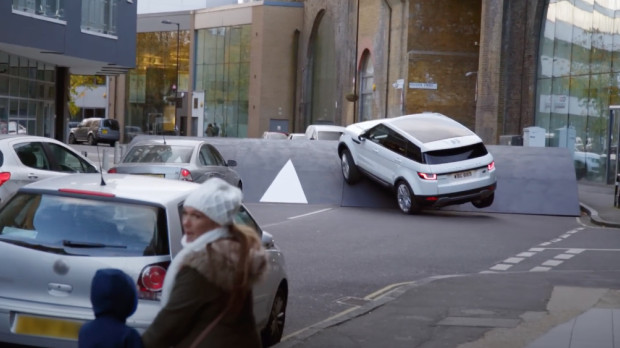 Un SUV supera un badén un tanto especial, una parodia muy real