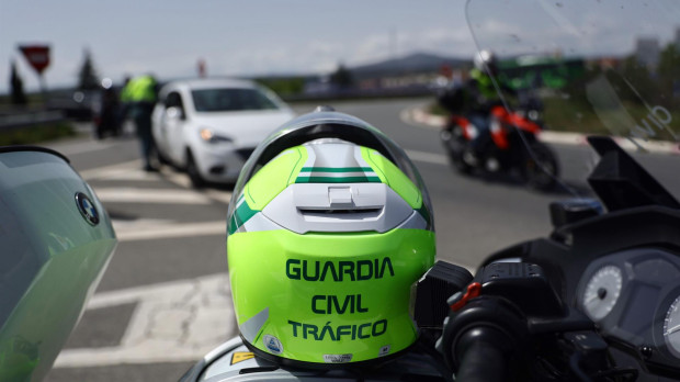 Un casco de un agente de la Guardia Civil en un control de tráfico