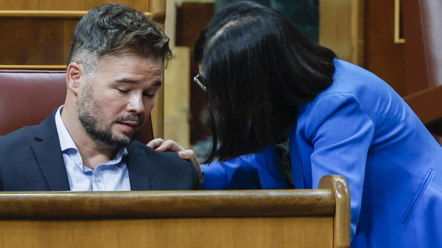 La ministra de Sanidad, Carolina Darias, conversa con el portavoz de ERC en el Congreso, Gabriel Rufián