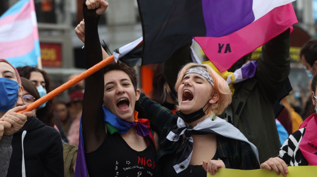 Manifestantes a favor de la ley trans en una imagen de archivo