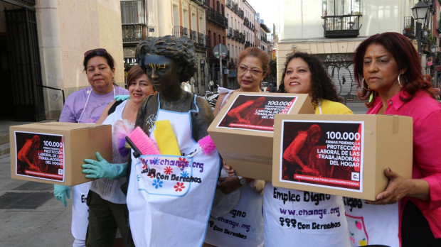 Las empleadas del hogar recogieron firmas para conseguir este derecho