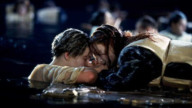 Leonardo DiCaprio y Kate Winslet en una famosa escena de Titanic, estrenada en 1997