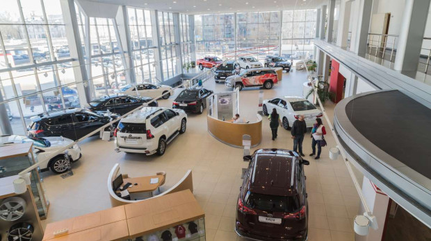 Cada vez hay menos coches nuevos y cada vez son más caros