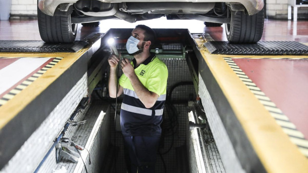 Revisión de los bajos del automóvil en el foso del centro técnico