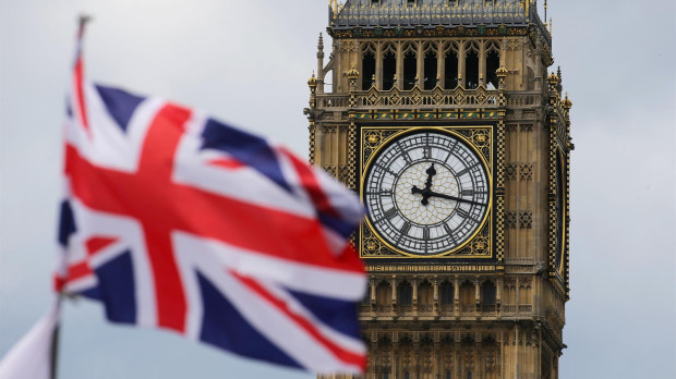 Bandera de Reino Unido con el Big Ben de fondo