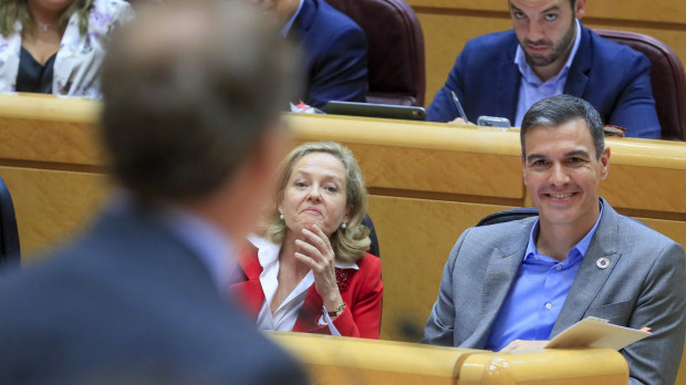 Pedro Sánchez sonríe ante Alberto Núñez Feijóo