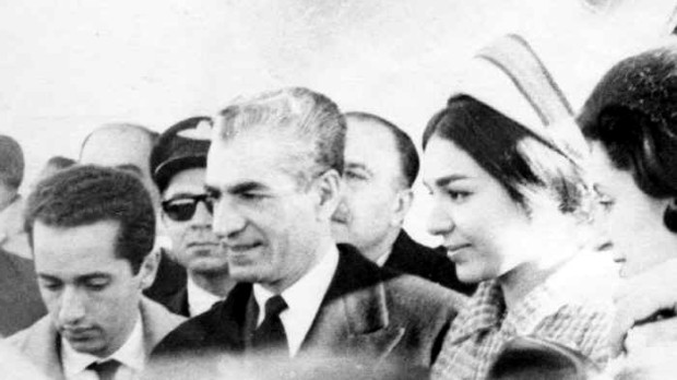 Mohammad Reza Pahlavi junto a la reina durante su visita a Comodoro Rivadavia en 1965