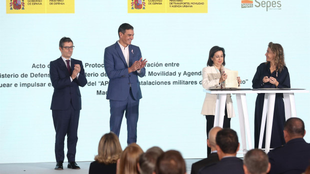 El presidente del Gobierno, Pedro Sánchez; junto al ministro de Presidencia y relaciones Públicas, Félix Bolaños;, la ministra de Defensa, Margarita Robles, y la ministra de Transportes, Movilidad y Agenda Urbana, Raquel Sánchez en la firma del convenio