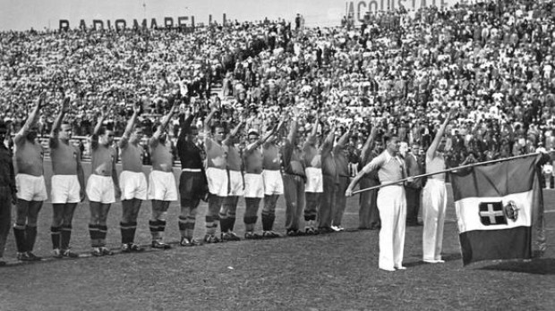 Los ‘azzurri’ haciendo el saludo fascista antes del partido final frente a Checoslovaquia, en 1934