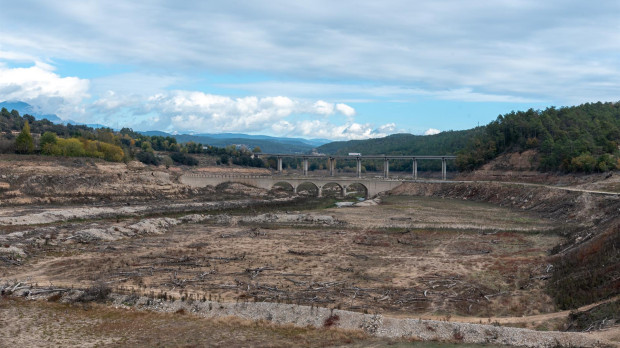 Las reservas de agua de los nueve embalses de las cuencas internas de Cataluña y de los diez embalses del territorio catalán que dependen de la Confederación Hidrográfica del Ebro continúan bajando a la espera de las próximas lluvias En la imagen aspecto del pantano de Rialb en el termino municipal de Basella
