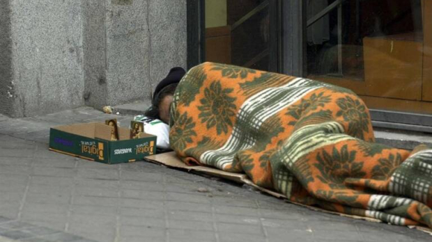 Una persona durmiendo en la calle en Valencia.