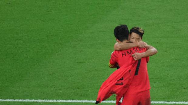 Doha (Qatar), 02/12/2022.- Heechan Hwang of South Korea (back) celebrates scoring the 2-1 with Heungmin Son during the FIFA World Cup 2022 group H soccer match between South Korea and Portugal at Education City Stadium in Doha, Qatar, 02 December 2022. (Mundial de Fútbol, Corea del Sur, Catar) EFE/EPA/Abir Sultan