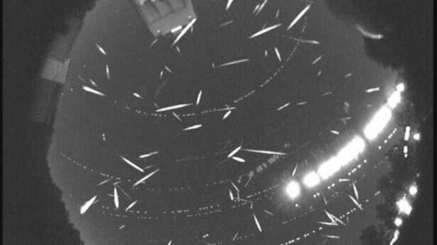 Se registran más de 100 meteoros en esta imagen de 2014