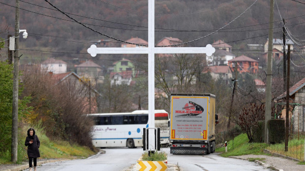 Bloqueo de carreteras en las afueras del pueblo de Rudare, Kosovo