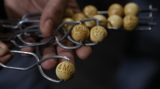 Las bolas con premios y números que se introducirán en los bombos de la Lotería de Navidad 2022