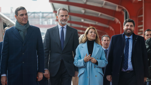 El rey Felipe VI preside la inauguración de la línea de Alta Velocidad Madrid-Murcia en compañía del presidente del gobierno, Pedro Sánchez (i), de la ministra de Transportes, Raquel Sánchez (2d) y del presidente de Murcia, Fernando López Miras (d)