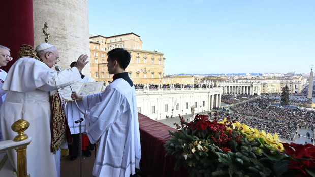 Pope Francis delivers his Christmas Urbi et Orbi blessing message (to the city and to the world) from the central balcony of St Peter s Basilica at the Vatican on December 25, 2022.