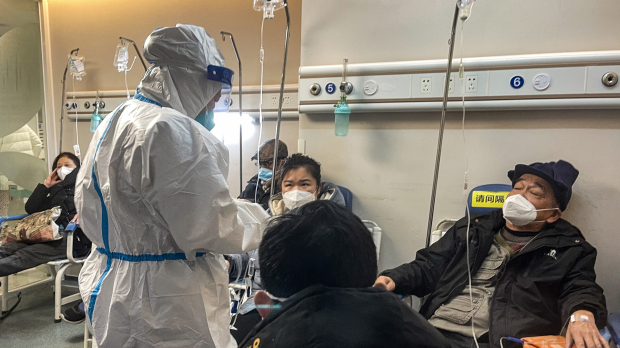 Varios enfermos reciben atención médica en Shanghái, China, el 23 de diciembre