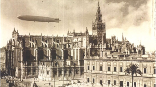 Desde la azotea del Coliseo España, Emigdio Mariani y Piazza captó esta imagen del dirigible Zeppelín sobrevolando la catedral sevillana, en 1933
