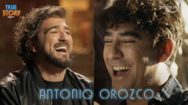 Antonio Orozco y, a su derecha, el actor que lo interpreta en 'True Story'