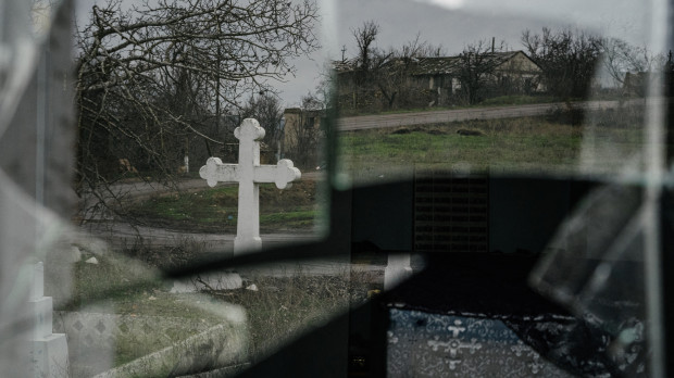 El reflejo de una cruz en un cristal roto de una ventana de la iglesia ortodoxa en Kherson