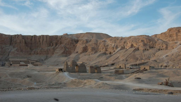 A la derecha, necrópolis de el-Asasif donde pueden verse las tumbas excavadas en el macizo rocoso. A la izquierda, al fondo, el templo funerario de la reina Hatshepsut