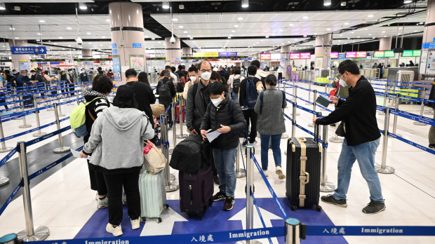 Un grupo de viajeros hace cola el 8 de enero en una estación de Shenzhen para trasladarse a Hong Kong