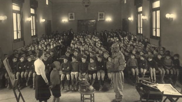 Formación en las clases fascistas italianas para el uso de máscaras de gas