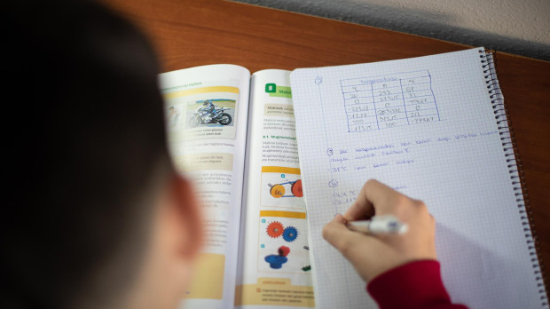 Un niño realiza sus deberes de la escuela
