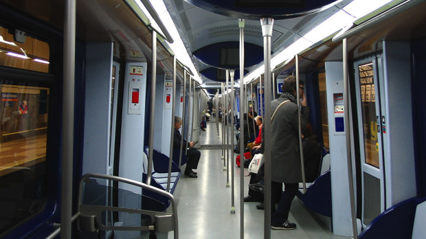 Ciudadanos sin mascarilla en el Metro de Madrid