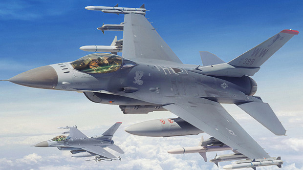 Los versátiles F-16 de fabricación estadounidense, en pleno vuelo