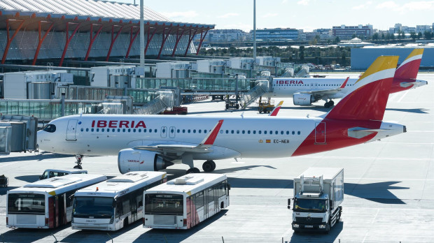 Un avión de Iberia apeado en la pista