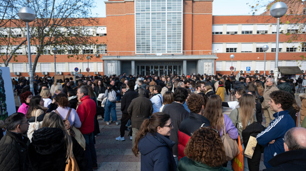 Cientos de personas congregadas tras los exámenes del MIR