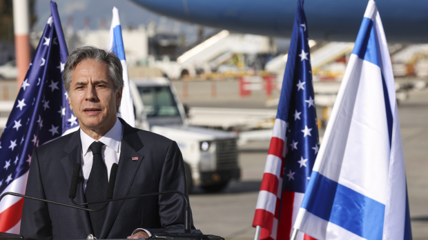 El secretario de Estado de EE. UU., Antony Blinken, pronuncia una declaración a su llegada al aeropuerto Ben Gurion de Israel
